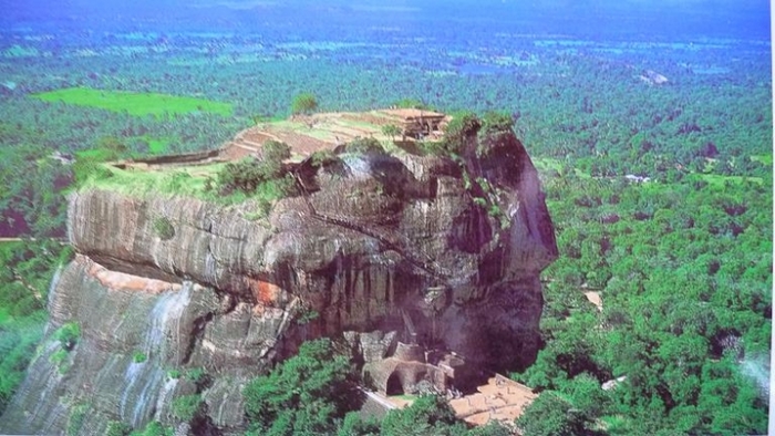 【スリランカ】巨石の上に作られた天空の城、世界遺産「シーギリヤ・ロック」へ