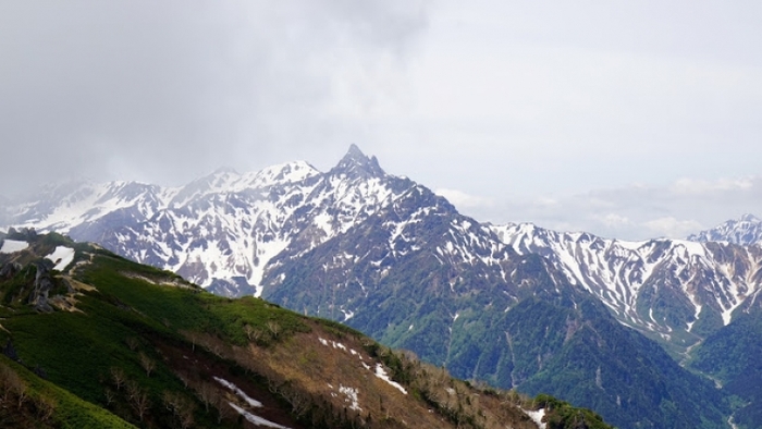 【長野・富山】初心者にも人気の「唐松岳」で初めての山小屋泊登山に挑戦