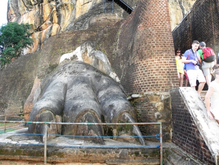 【スリランカ】巨石の上に作られた天空の城、世界遺産「シーギリヤ・ロック」へ