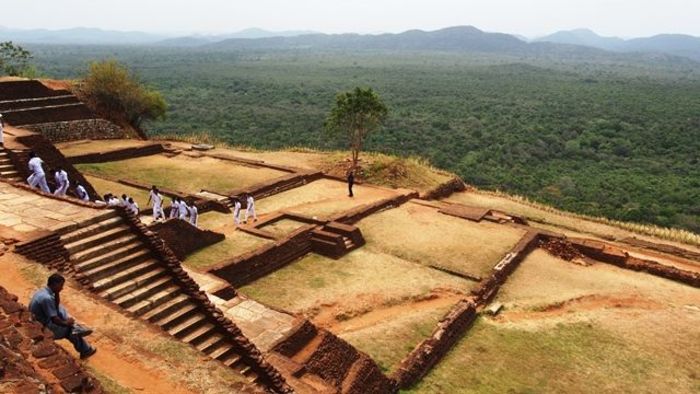 【スリランカ】巨石の上に作られた天空の城、世界遺産「シーギリヤ・ロック」へ