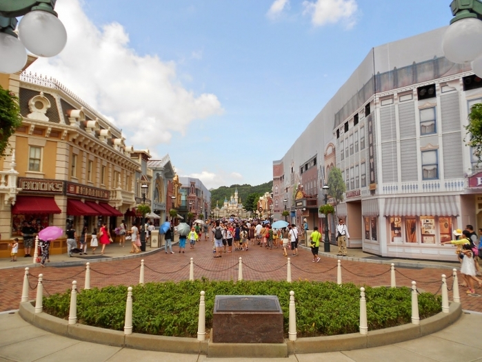 【香港ディズニーランド】人気の乗り物系アトラクションをエリア別解説!