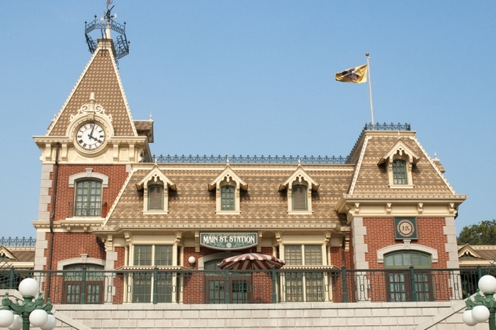 【香港ディズニーランド】人気の乗り物系アトラクションをエリア別解説!