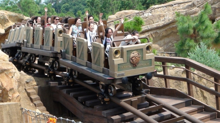 【香港ディズニーランド】人気の乗り物系アトラクションをエリア別解説!