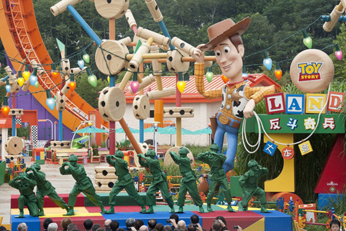 【香港ディズニーランド】人気の乗り物系アトラクションをエリア別解説!