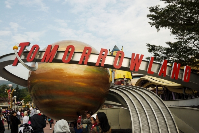 【香港ディズニーランド】人気の乗り物系アトラクションをエリア別解説!