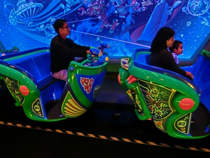 【香港ディズニーランド】人気の乗り物系アトラクションをエリア別解説!