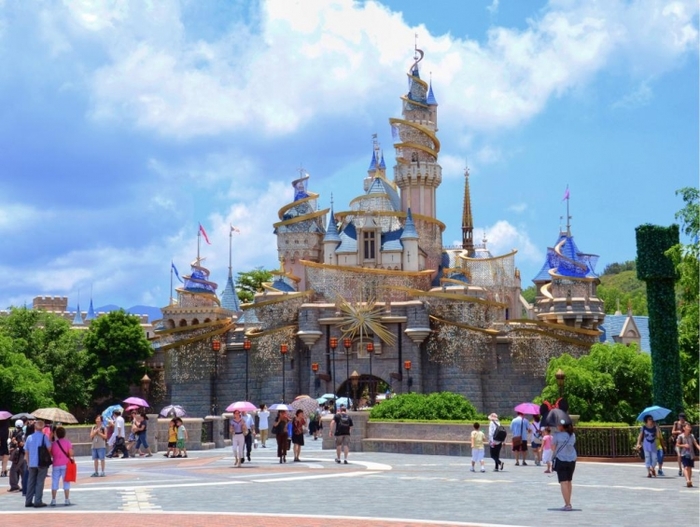 【香港ディズニーランド】人気の乗り物系アトラクションをエリア別解説!