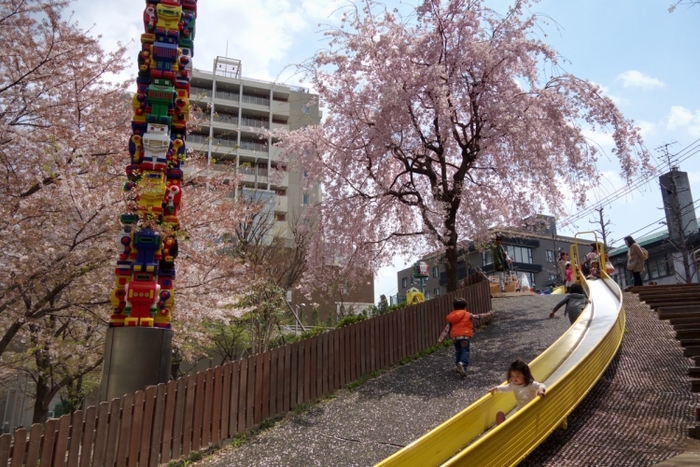 【六本木】おもしろ遊具がたくさん!春にはお花見もできる「さくら坂公園」の魅力
