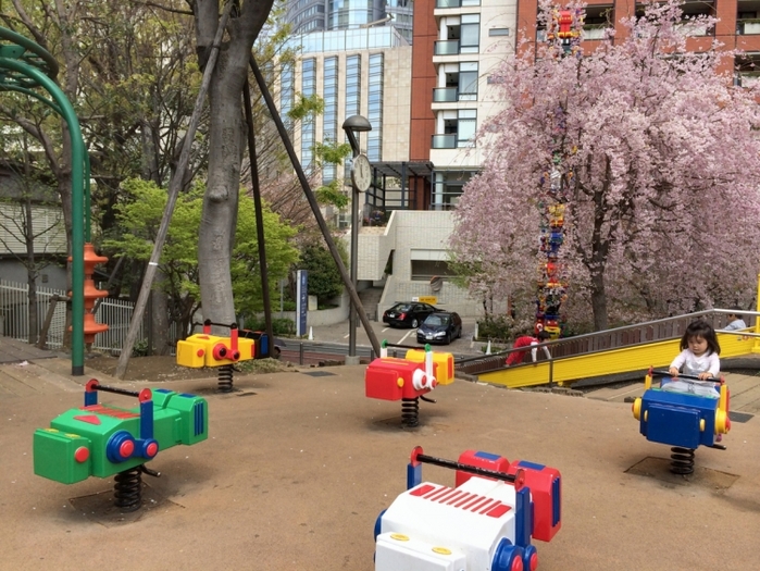【六本木】おもしろ遊具がたくさん!春にはお花見もできる「さくら坂公園」の魅力