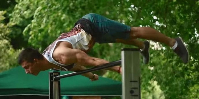 【ウクライナ】まるでジム!? 筋トレ男子が集まる公園「カチャールカ」がなんだかすごい