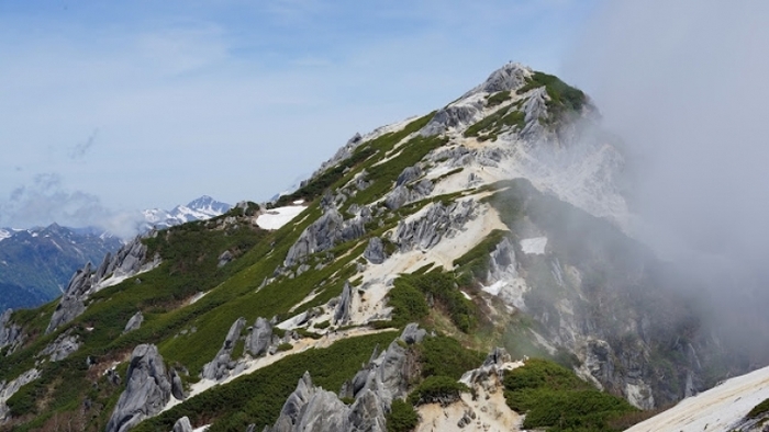 【長野・富山】初心者にも人気の「唐松岳」で初めての山小屋泊登山に挑戦