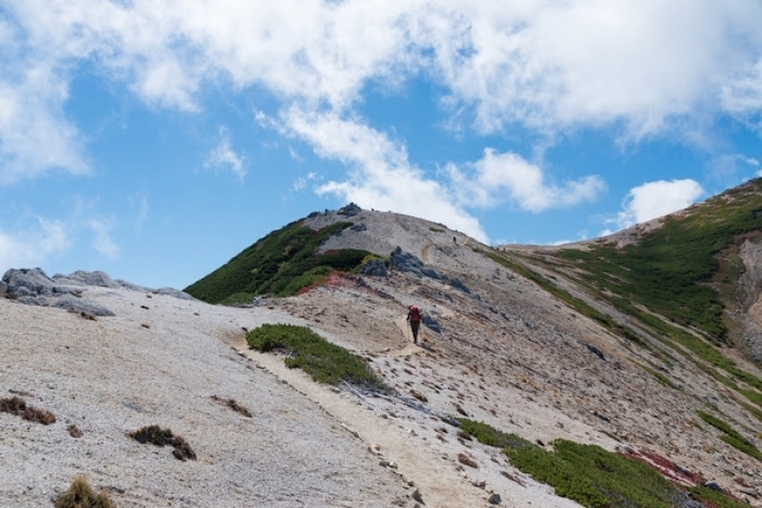 【長野・富山】初心者にも人気の「唐松岳」で初めての山小屋泊登山に挑戦