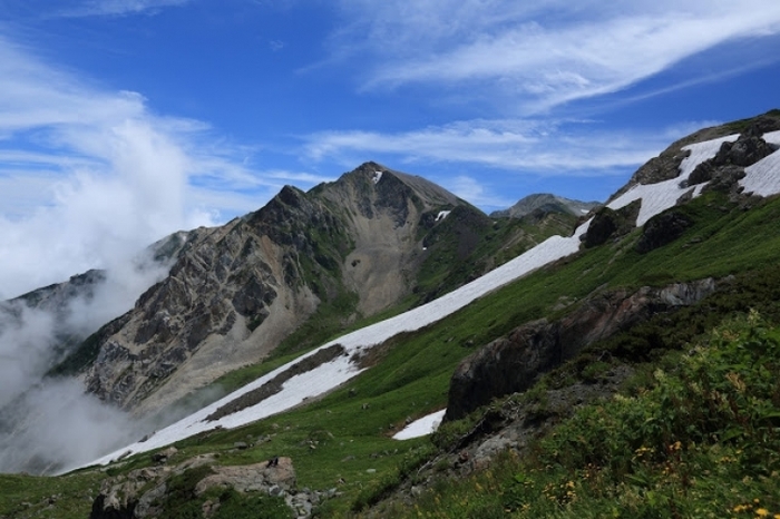 【長野・富山】初心者にも人気の「唐松岳」で初めての山小屋泊登山に挑戦