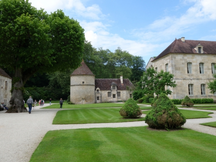 フランス・ブルゴーニュにある謎の底なし穴、フォッセ・ディオンヌ