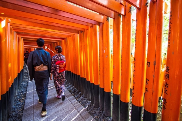 【京都】伏見稲荷大社の観光ガイド:朱色の千本鳥居に圧倒される