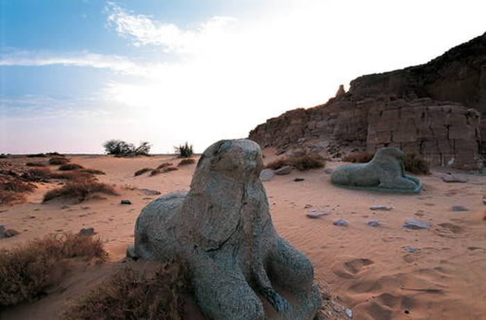 【スーダン】世界遺産「ゲベル・バルカルとナパタ地方の遺跡群」の観光ガイド:砂漠の地のピラミッドたち