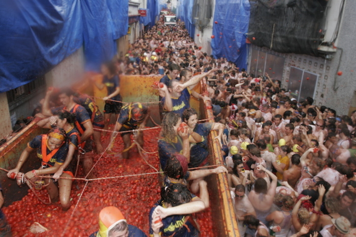トマト祭り(ラ・トマティーナ)観光ガイド:数万人がトマトを投げつけ合う世界屈指の奇祭
