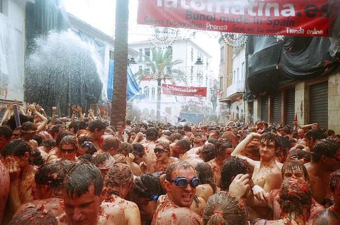 トマト祭り(ラ・トマティーナ)観光ガイド:数万人がトマトを投げつけ合う世界屈指の奇祭