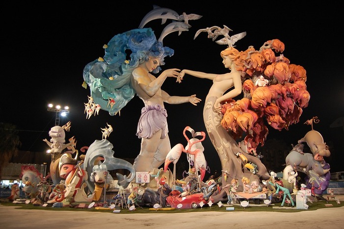 トマト祭り(ラ・トマティーナ)観光ガイド:数万人がトマトを投げつけ合う世界屈指の奇祭