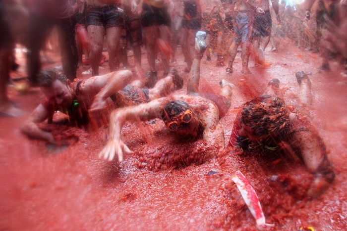 トマト祭り(ラ・トマティーナ)観光ガイド:数万人がトマトを投げつけ合う世界屈指の奇祭