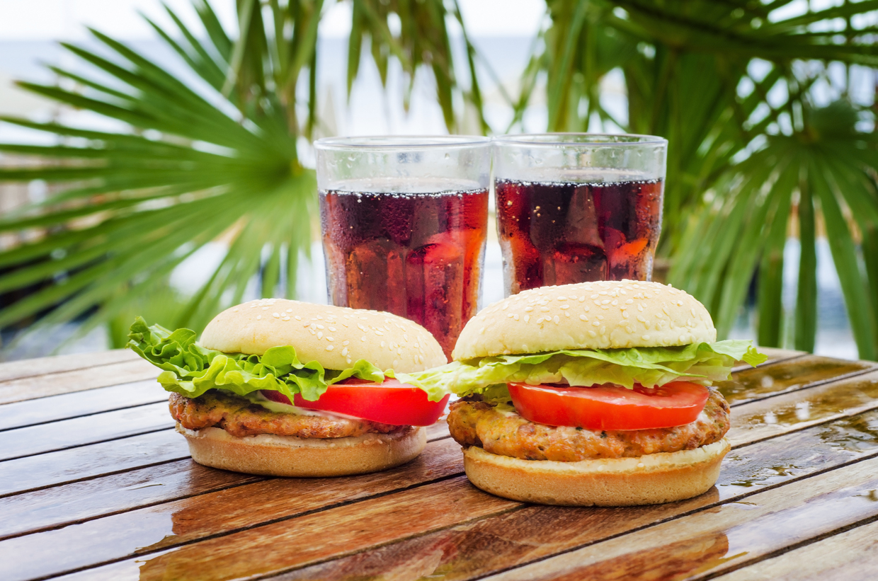 沖縄で人気のハンバーガー店15選 個性派グルメバーガーもご紹介 おすすめ旅行を探すならトラベルブック女子旅