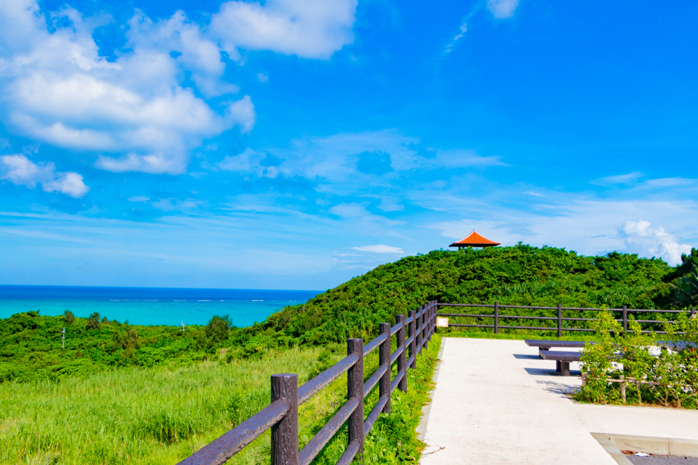 沖縄の隠れスポットといえば嵐山展望台 沖縄の絶景を一望してみよう おすすめ旅行を探すならトラベルブック Travelbook