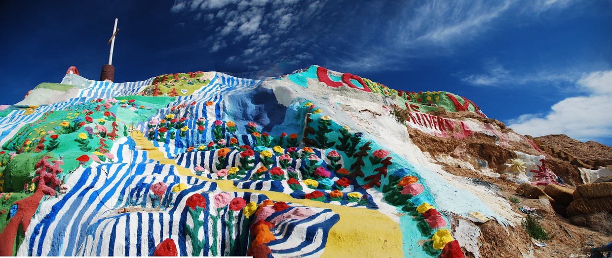 アメリカ】砂漠の中のポップアート「サルベーション・マウンテン」が