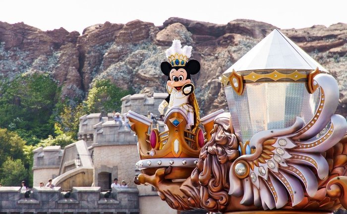 【東京ディズニーランド・シー】TDR駐車場の料金や開場時間、車中泊について解説